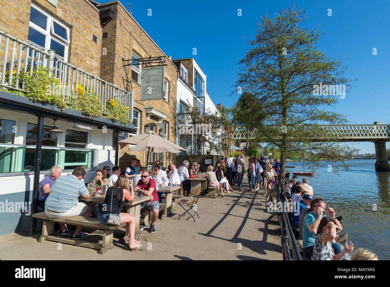 La città Barge Thames riverside pub, Strand-su-il-verde, Chiswick, London, Regno Unito Foto Stock