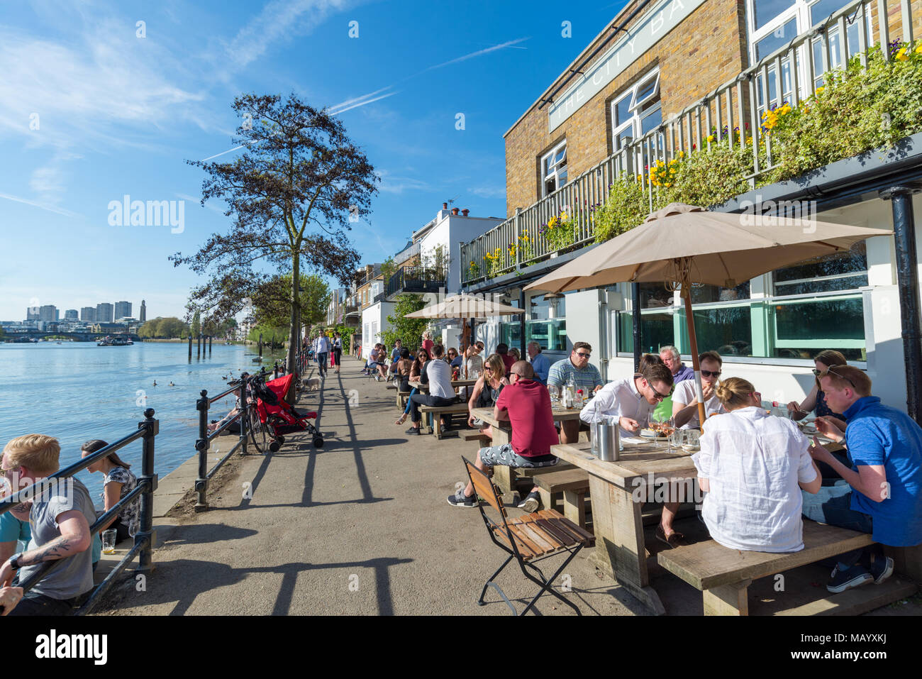 La città Barge Thames riverside pub, Strand-su-il-verde, Chiswick, London, Regno Unito Foto Stock