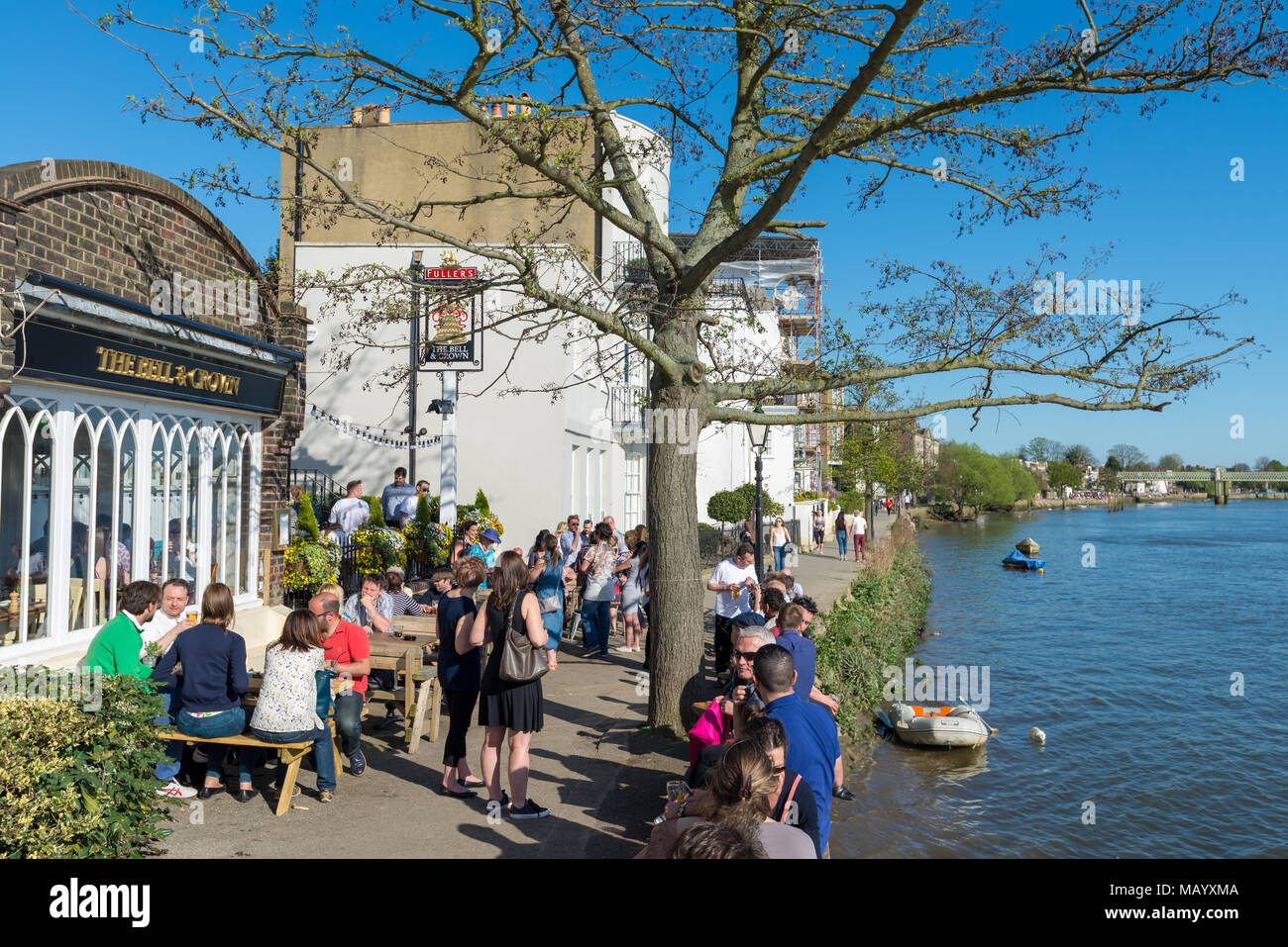 La campana e corona Thames riverside pub, Strand-su-il-verde, Chiswick, London, Regno Unito Foto Stock