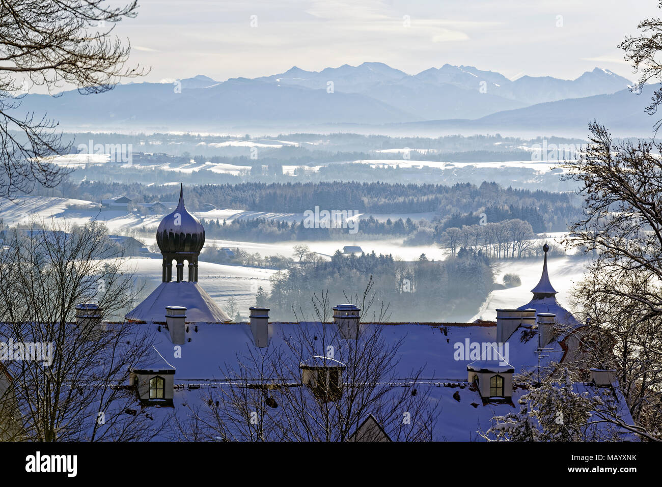 Atmosfera di mattina in inverno, vista sul castello di Eurasburg di Loisach, Eurasburg, Alta Baviera, Baviera, Germania Foto Stock