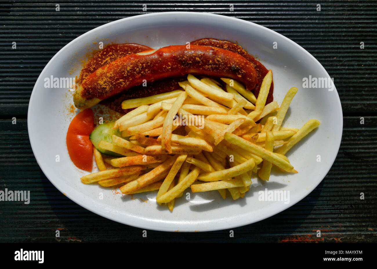 Salsiccia al curry con patatine fritte su piastre, Düsseldorf, Renania settentrionale-Vestfalia, Germania Foto Stock