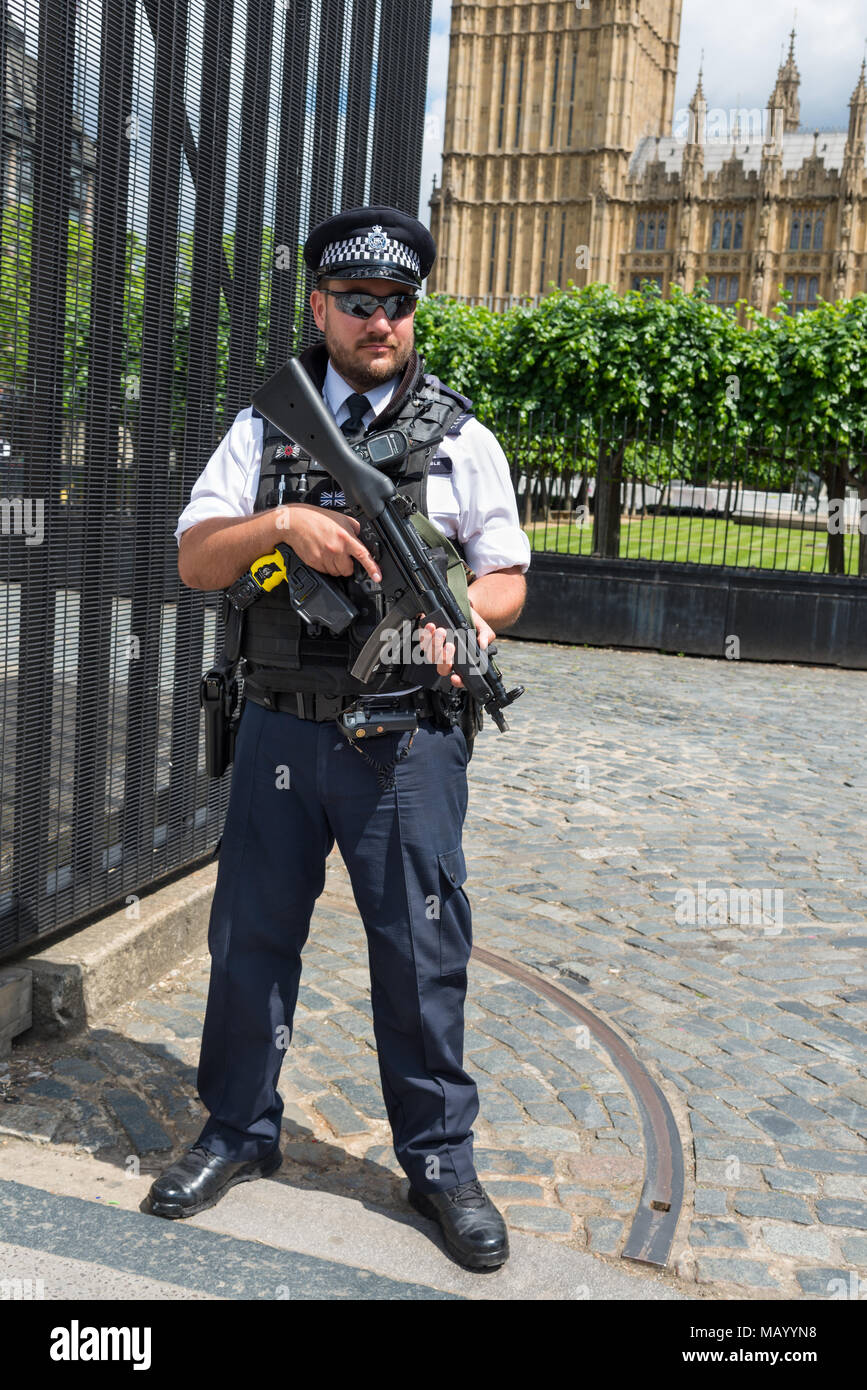 Agente di polizia armato al di fuori della sede del parlamento di Londra, Regno Unito Foto Stock