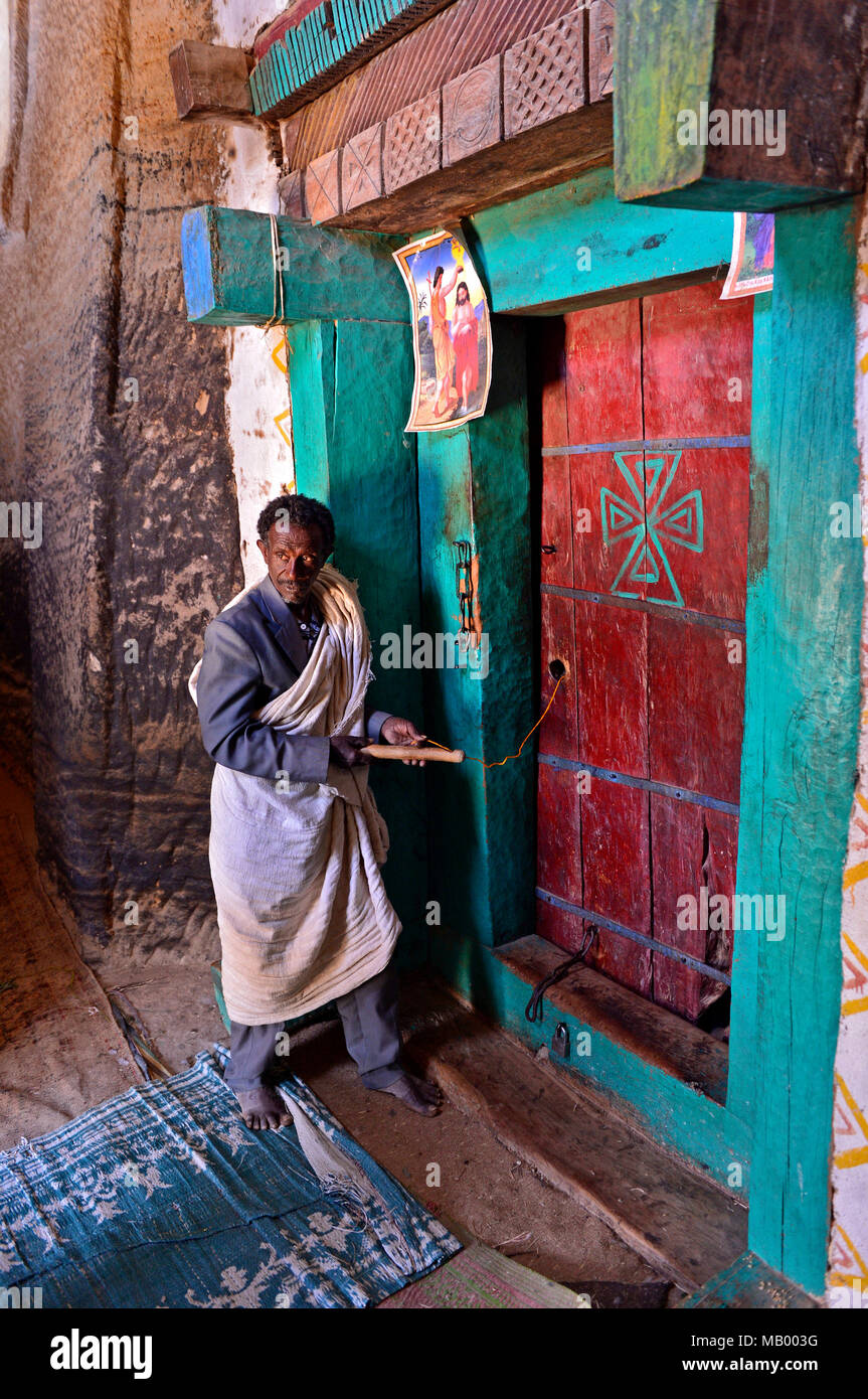 Sacerdote alla porta della chiesa rock Medhane Alem di Adi Kasho , Tigray Provincia, Etiopia Foto Stock