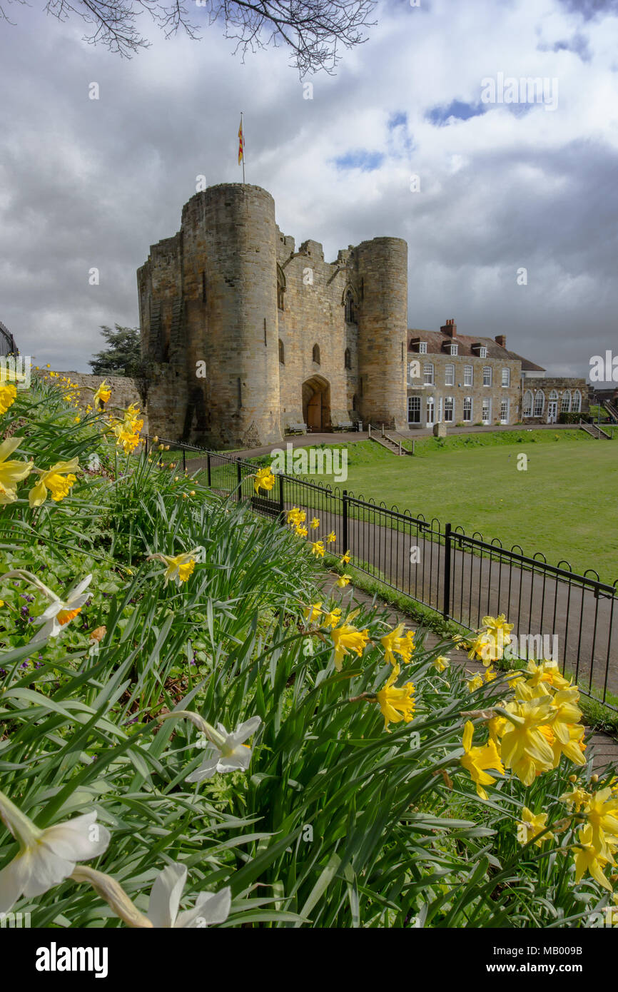 Tonbridge Castle nel Kent nella primavera del 2018 in una giornata di sole in cielo blu con nuvole Foto Stock