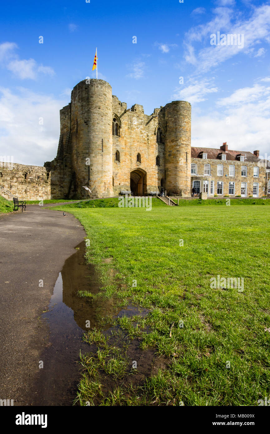 Tonbridge Castle nel Kent nella primavera del 2018 in una giornata di sole il cielo blu con nuvole con pozza riflesso della bandiera POLO INGHILTERRA UK Europa Foto Stock