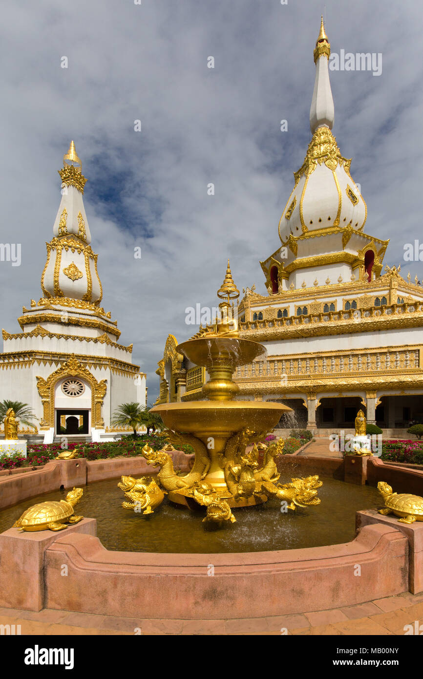 Fontana dorato nella parte anteriore del 101m alta Phra Maha Chedi Chai Mongkhon Pagoda, Wat Pha Nam Yoi tempio, Phuttha-Utthayan Park Foto Stock