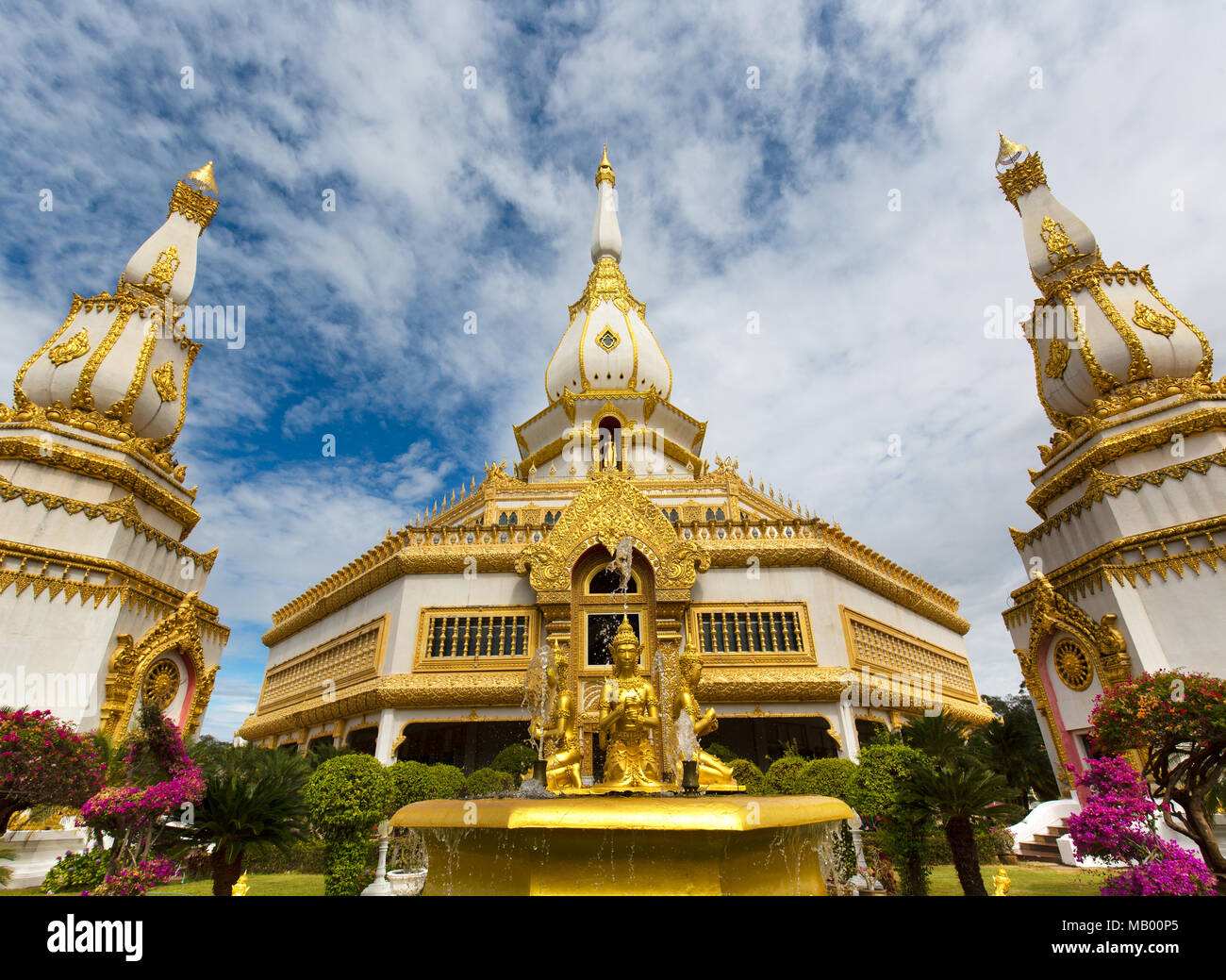 Fontana dorato nella parte anteriore del 101m alta Phra Maha Chedi Chai Mongkhon Pagoda, Wat Pha Nam Yoi tempio, Phuttha-Utthayan Park Foto Stock