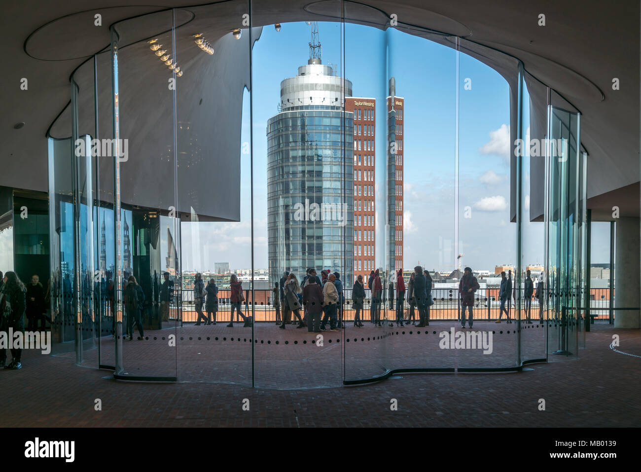 Visitatori sulla piattaforma di osservazione dell'Elbe Philharmonic Hall, Plaza con una vista della Hanseatic Trade Center, Amburgo Foto Stock