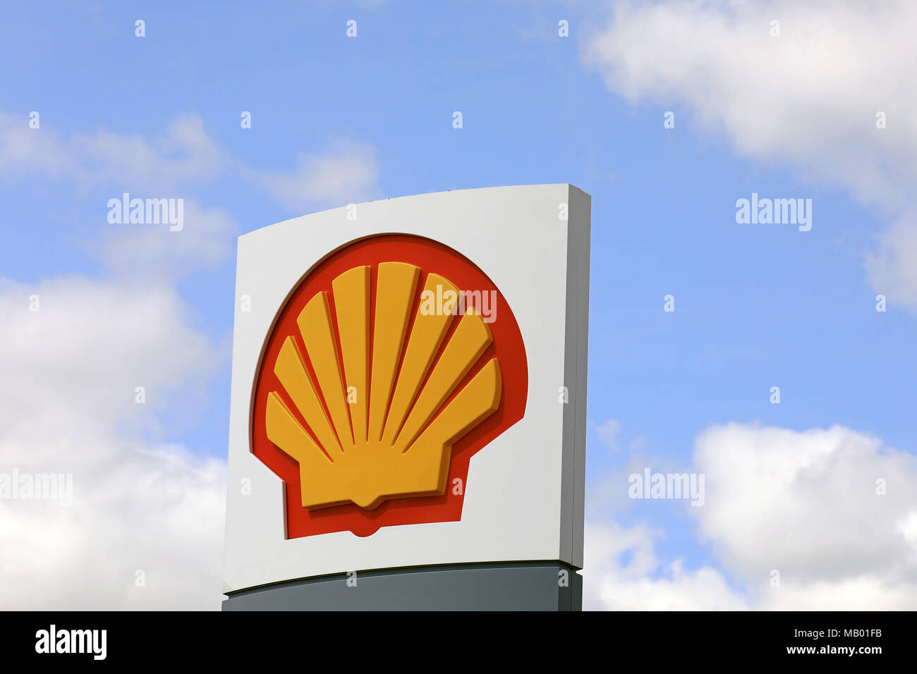 AURA, Finlandia - 10 giugno 2017: la Royal Dutch Shell logo contro il cielo blu e nuvole bianche al di fuori di una stazione di gas nel sud della Finlandia. Foto Stock