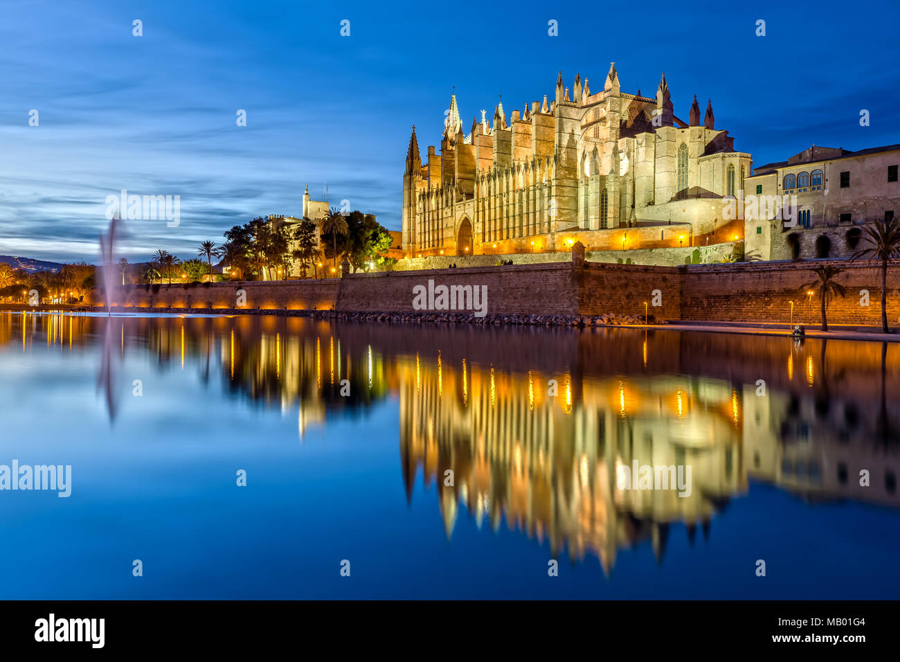 La Cattedrale La Seu di notte in Palma de Mallorca Foto Stock