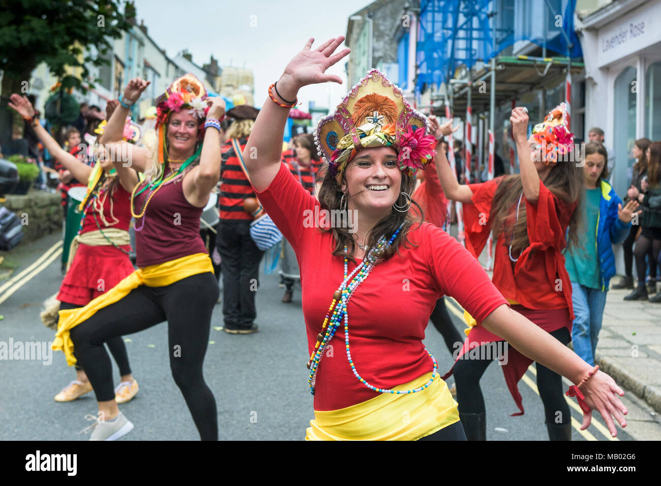 I ballerini di Samba di DakaDoum banda Samba dancing attraverso le strade di Penryn come parte del Penryn Kemeneth. Foto Stock