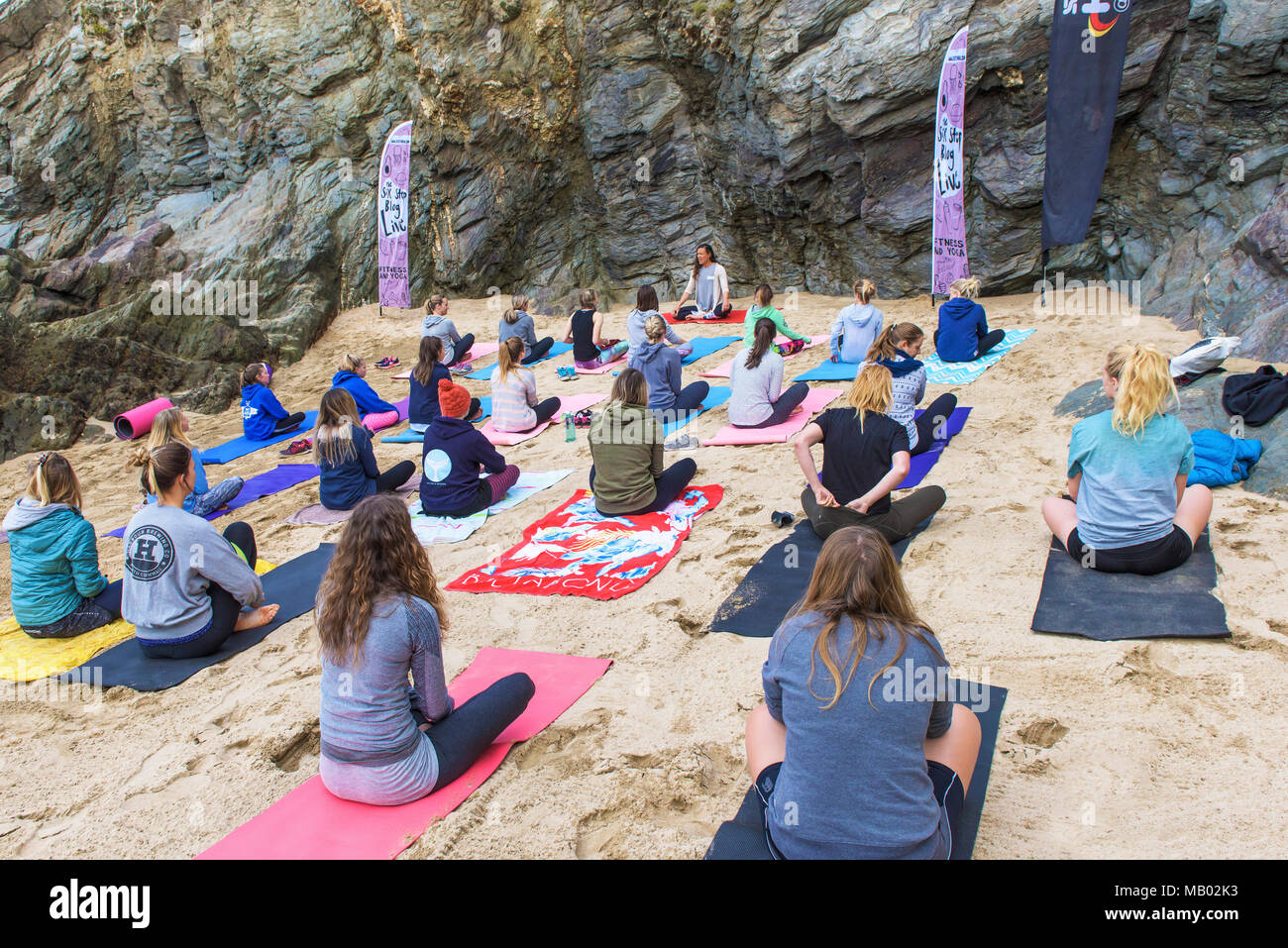 Surf Betty's Festival contribuendo a potenziare le donne attraverso il fitness e surf a Newquay in Cornovaglia. Foto Stock