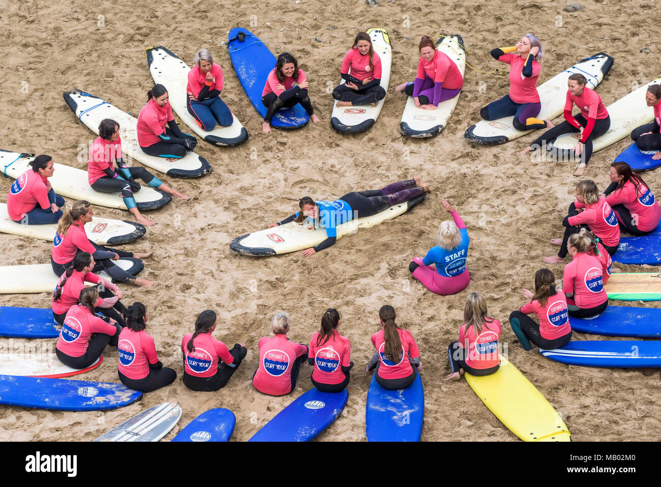 Surf Betty's Festival tenutosi ad aiutare le donne attraverso il surf e il fitness in Newquay Cornwall. Foto Stock