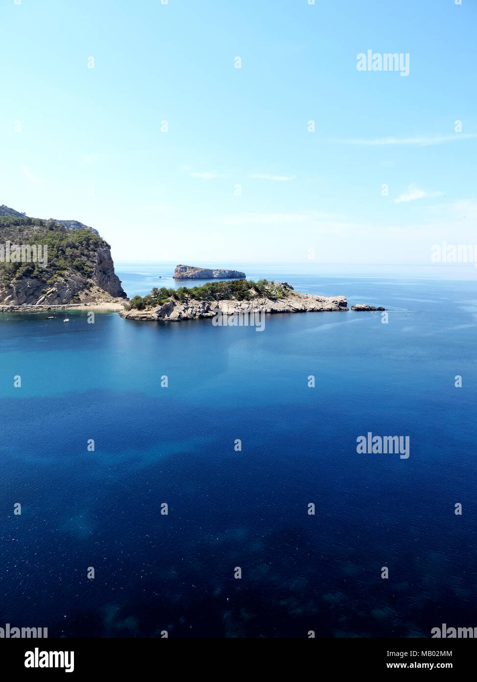 Mare di scena sul isola di Ibiza con acqua blu e azzurro del cielo. Vista dell'oceano. Foto Stock