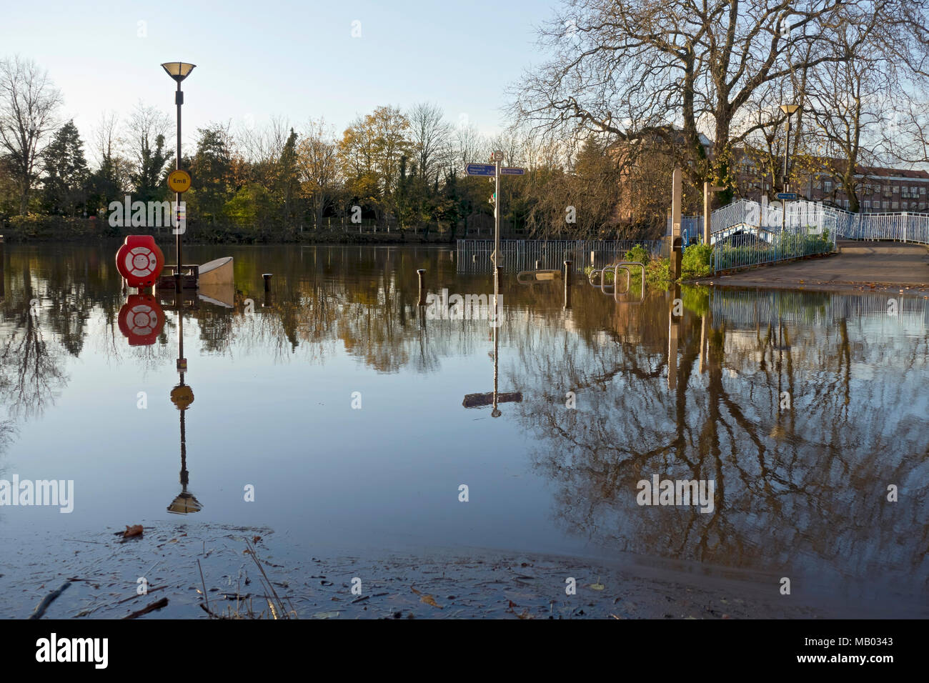 Fiume Ouse nel diluvio al Blue Bridge. Foto Stock