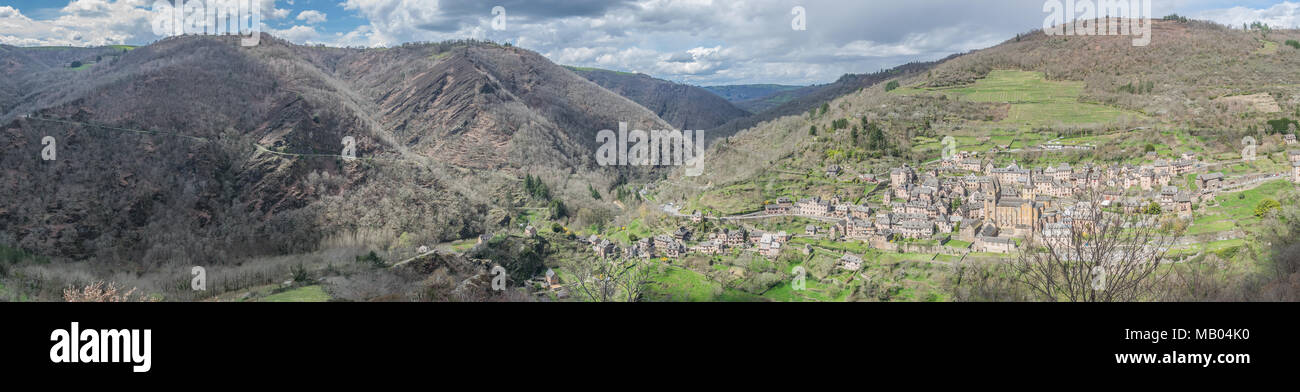 Vista panoramica di Conques, Aveyron, Francia Foto Stock