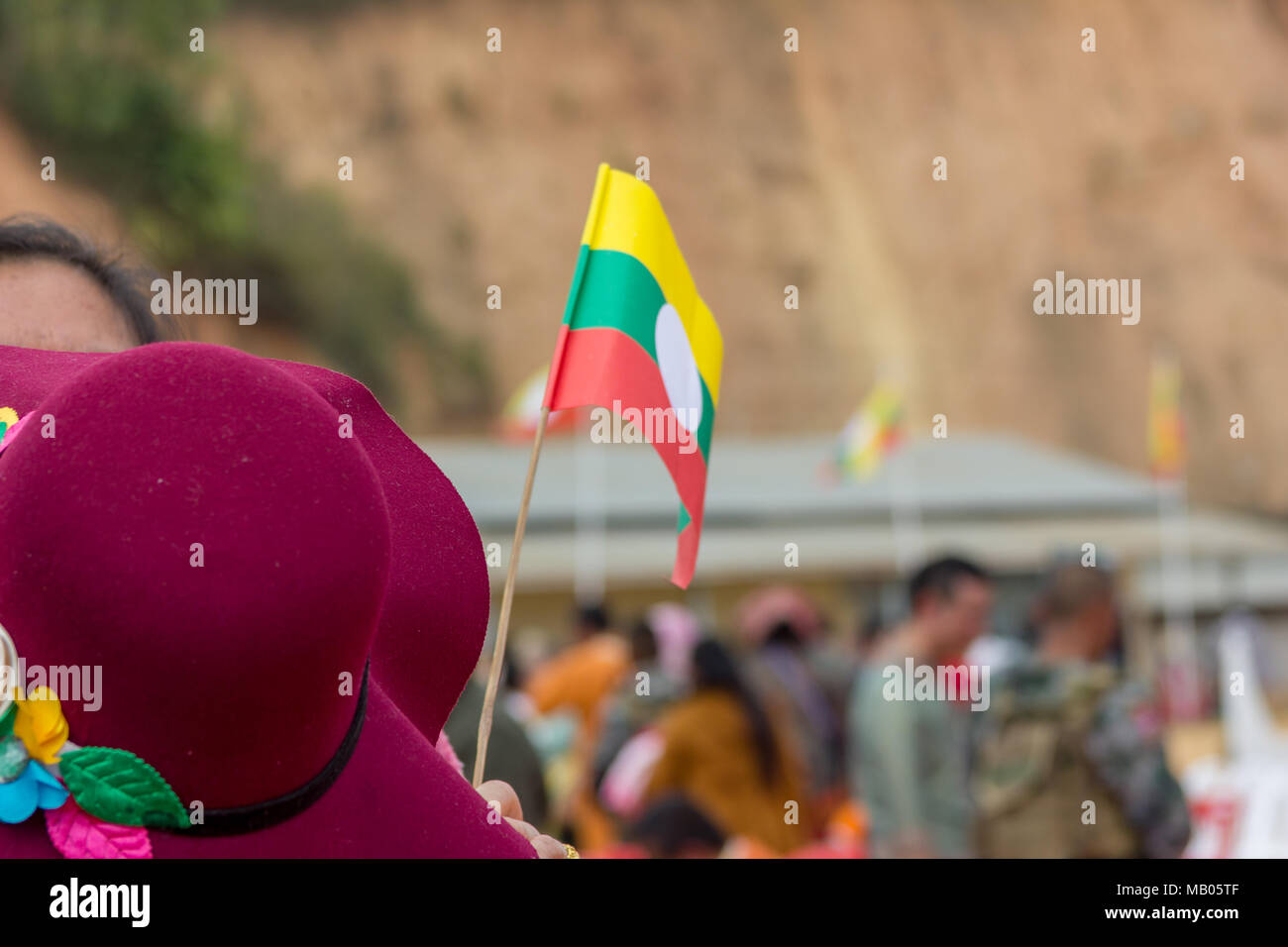 Loi Kaw Wan - Birmania - febbraio 7: persone non identificate e soldato in un Stato Shan esercito Refugee Camp il 7 febbraio 2018 a Loi Kaw Wan, Birmania. Foto Stock