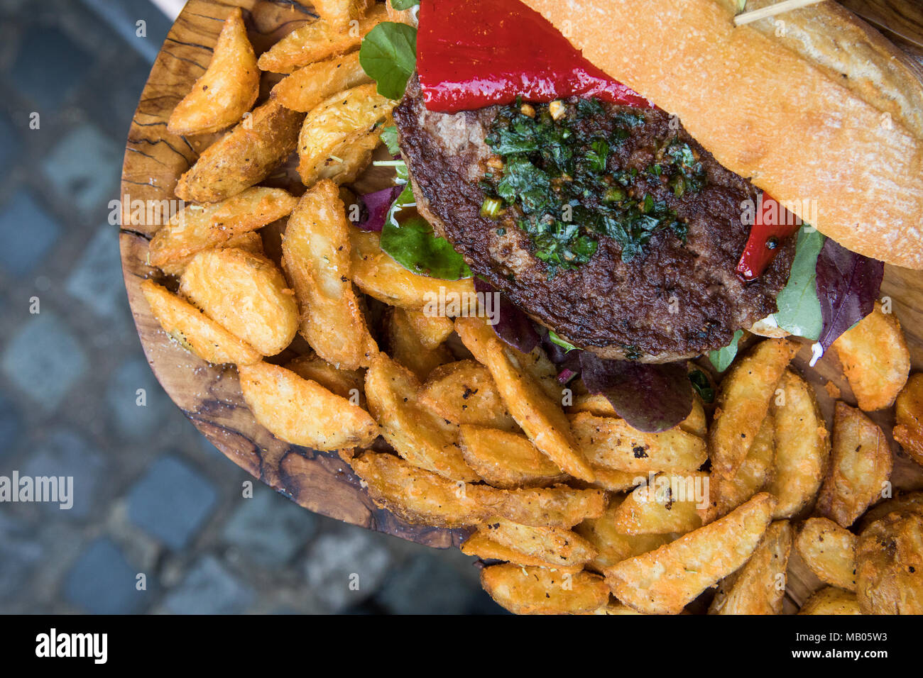 Posh hamburger e patatine. Foto Stock