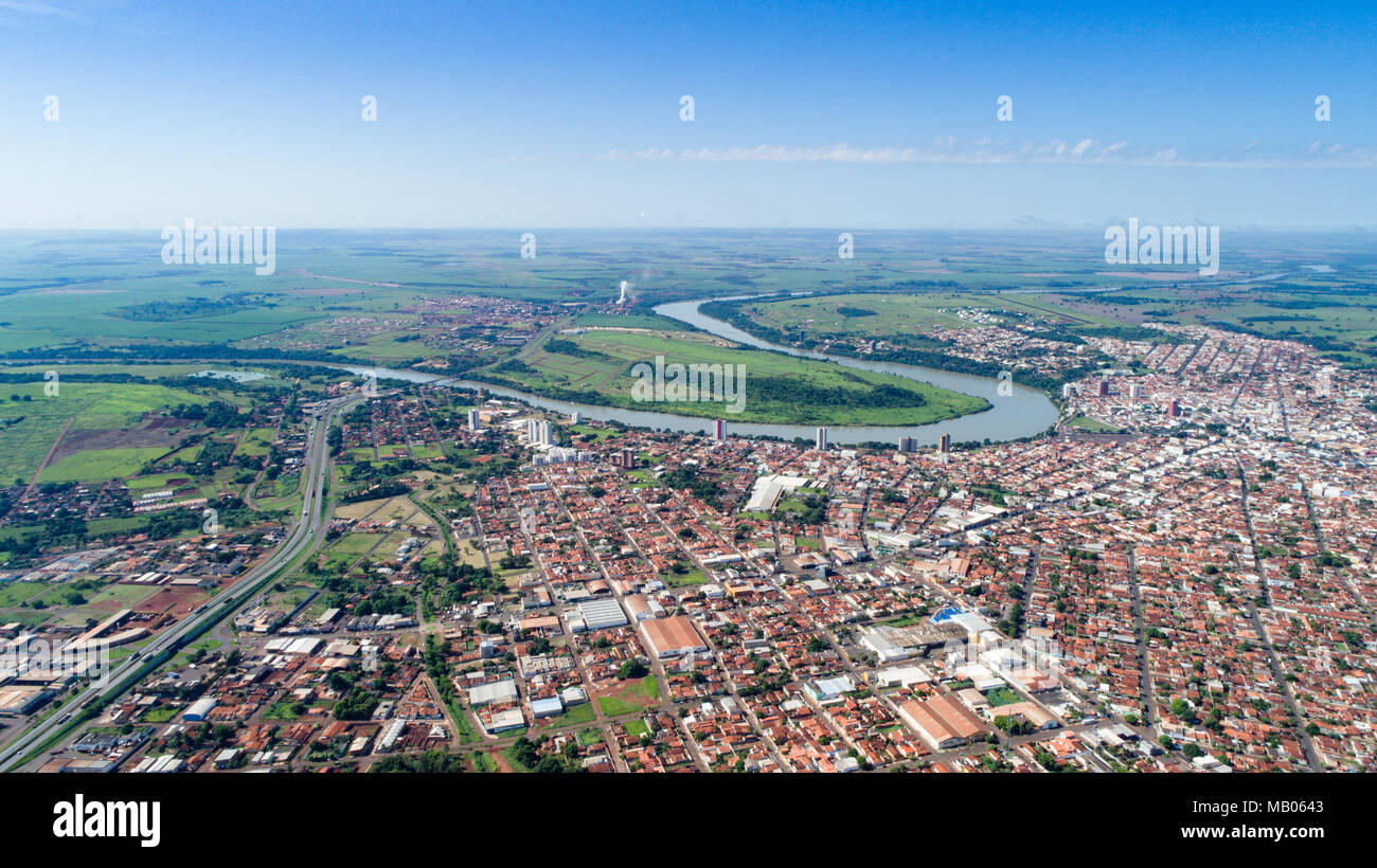 Vista Aérea da Cidade de Itumbiara e Rio Paranaíba em Goiás, Brasile Foto  stock - Alamy