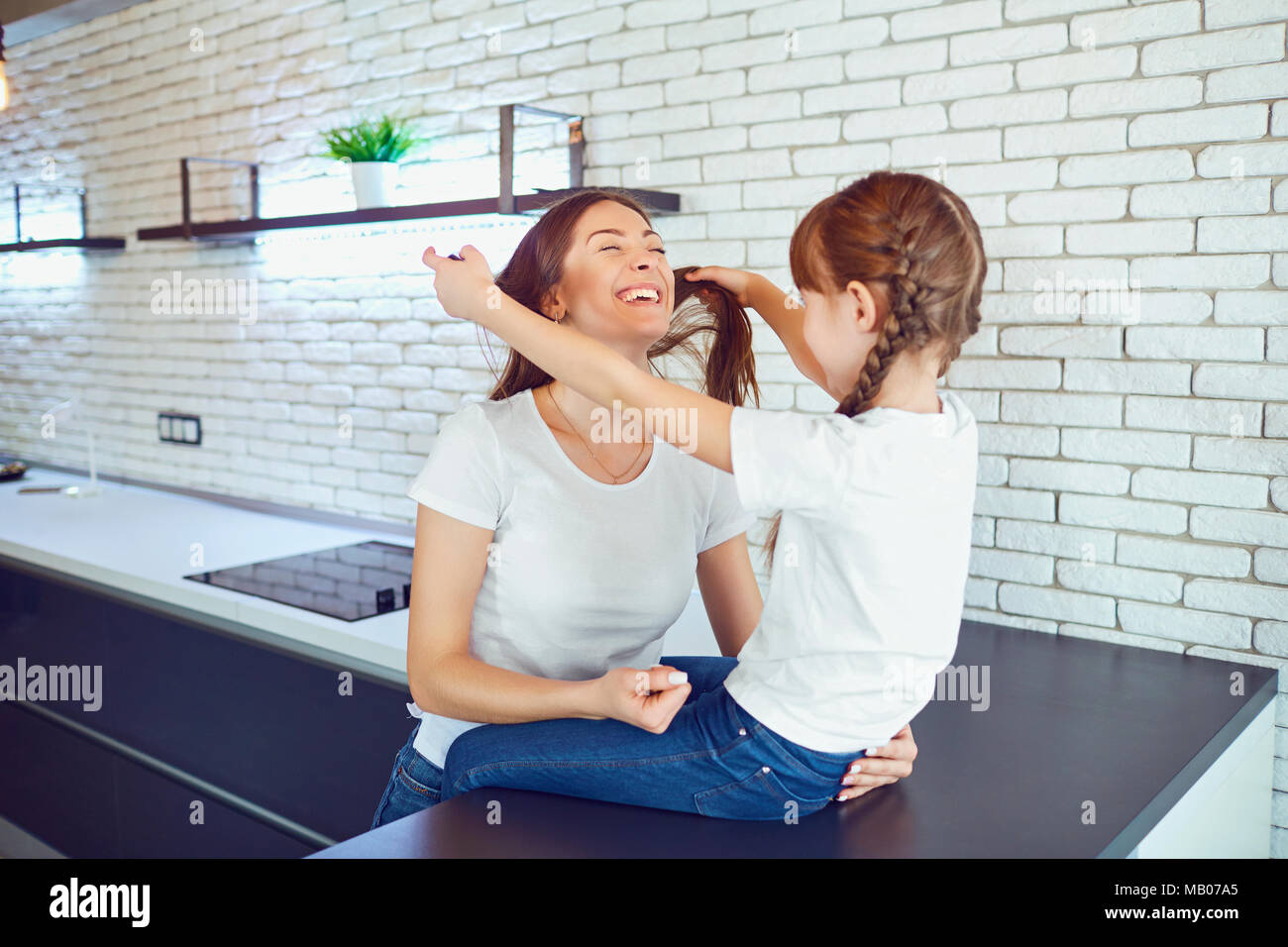 Felice madre e figlia sono sorridente. Foto Stock