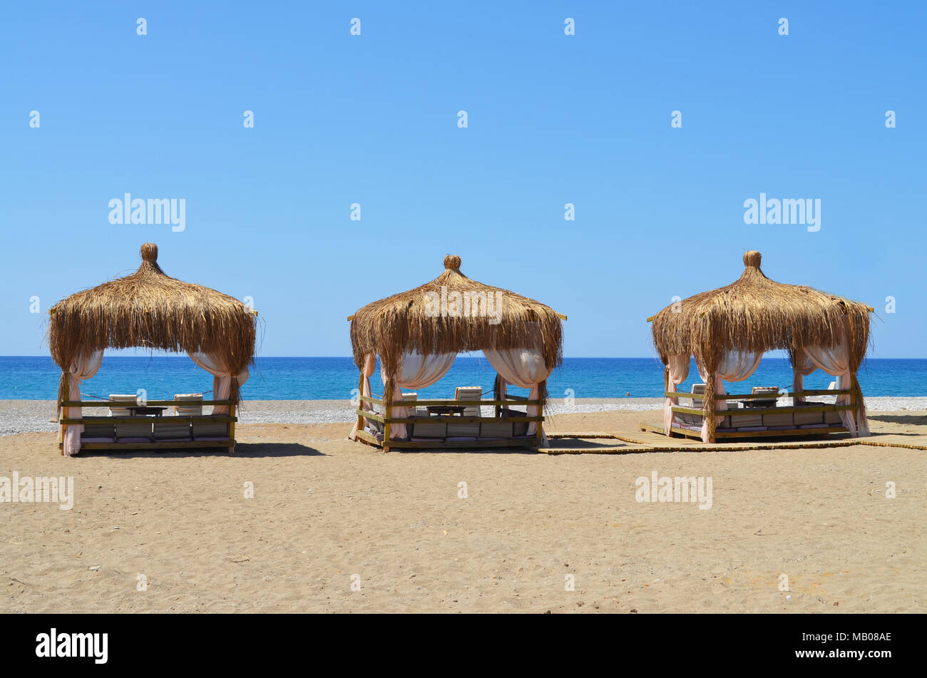 Una vista di un estate tre tende a Antalya Beach in Turchia Foto Stock
