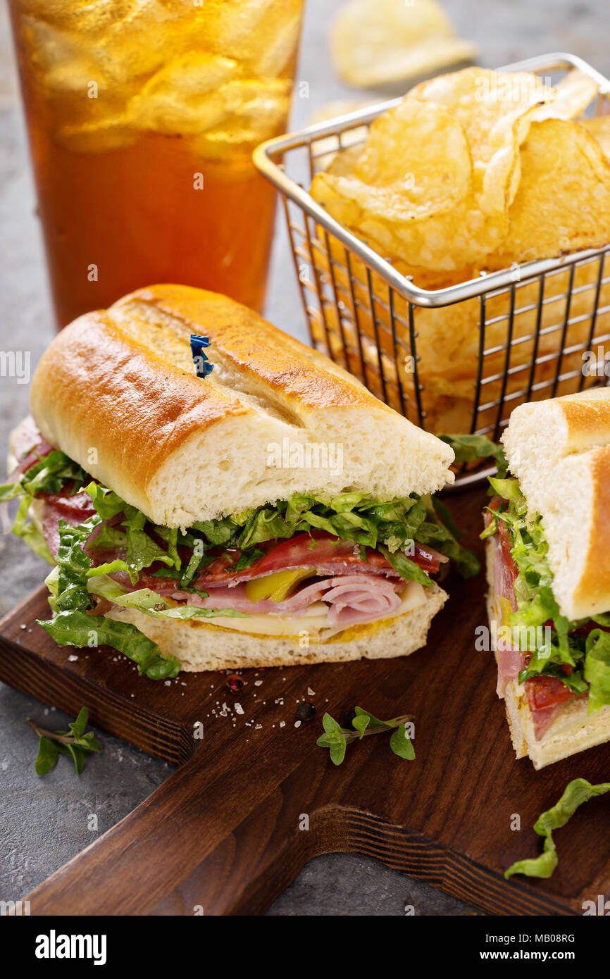 Italian sub panino con salame, prosciutto e patatine Foto Stock