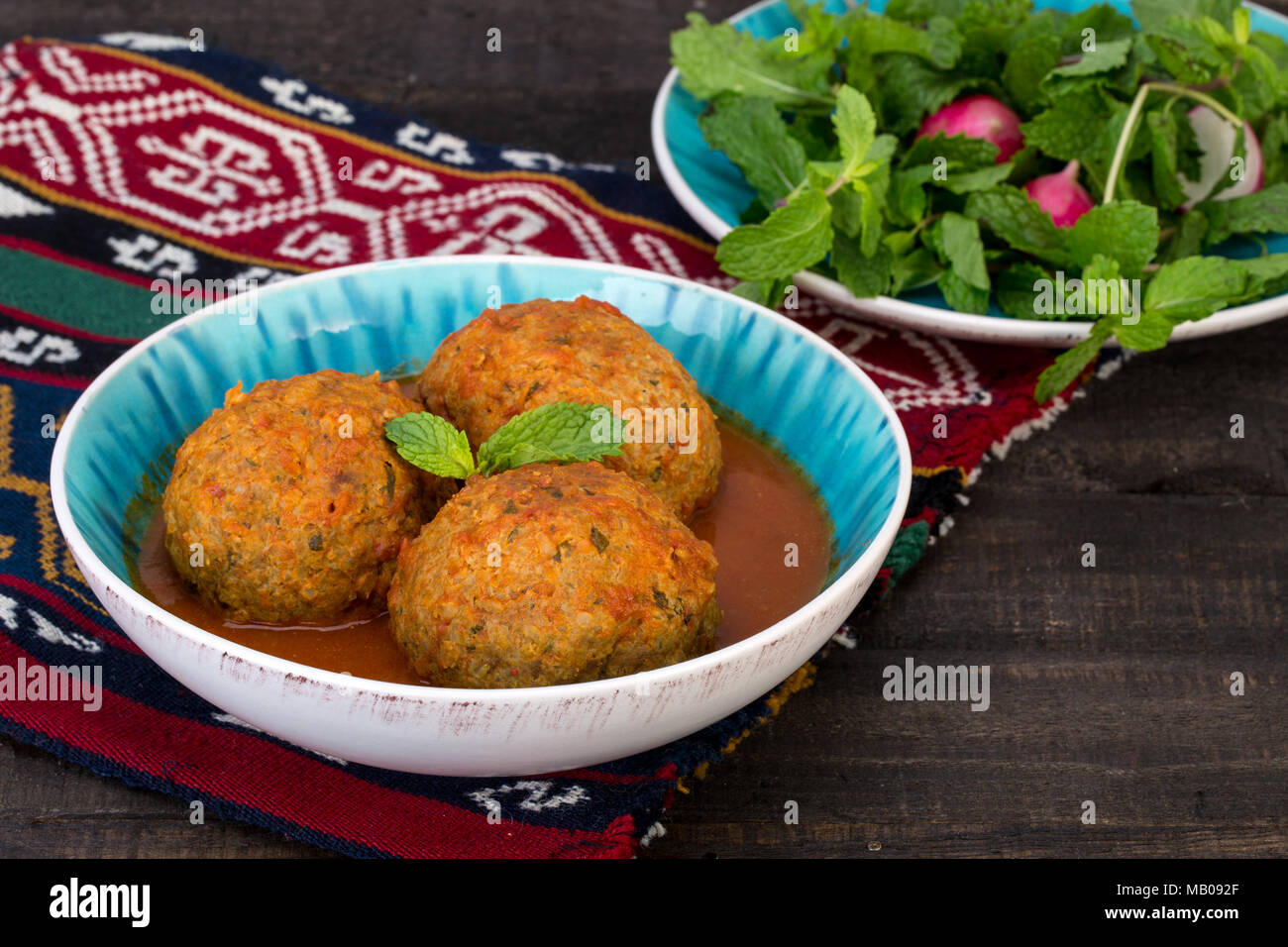 Koofteh Tabrizi grandi polpettine ripiene di frutta secca, frutti di bosco e i dadi in pomodoro Curcuma brodo un tradizionale azera e piatto iraniani serviti in tu Foto Stock