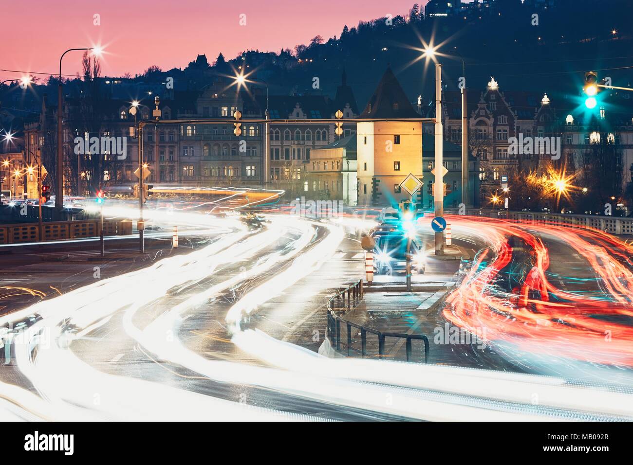 Grande incrocio al crepuscolo. Sentieri di luce della vettura nel traffico. Praga, Repubblica Ceca. Foto Stock