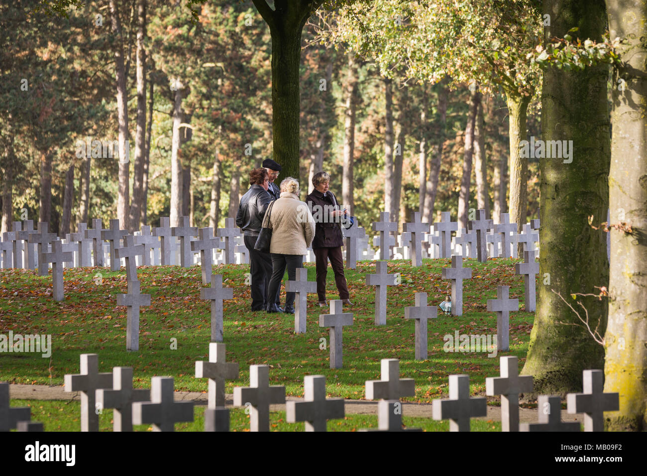 Le persone che visitano il cimitero militare tedesco in Ysselsteyn, Paesi Bassi Foto Stock