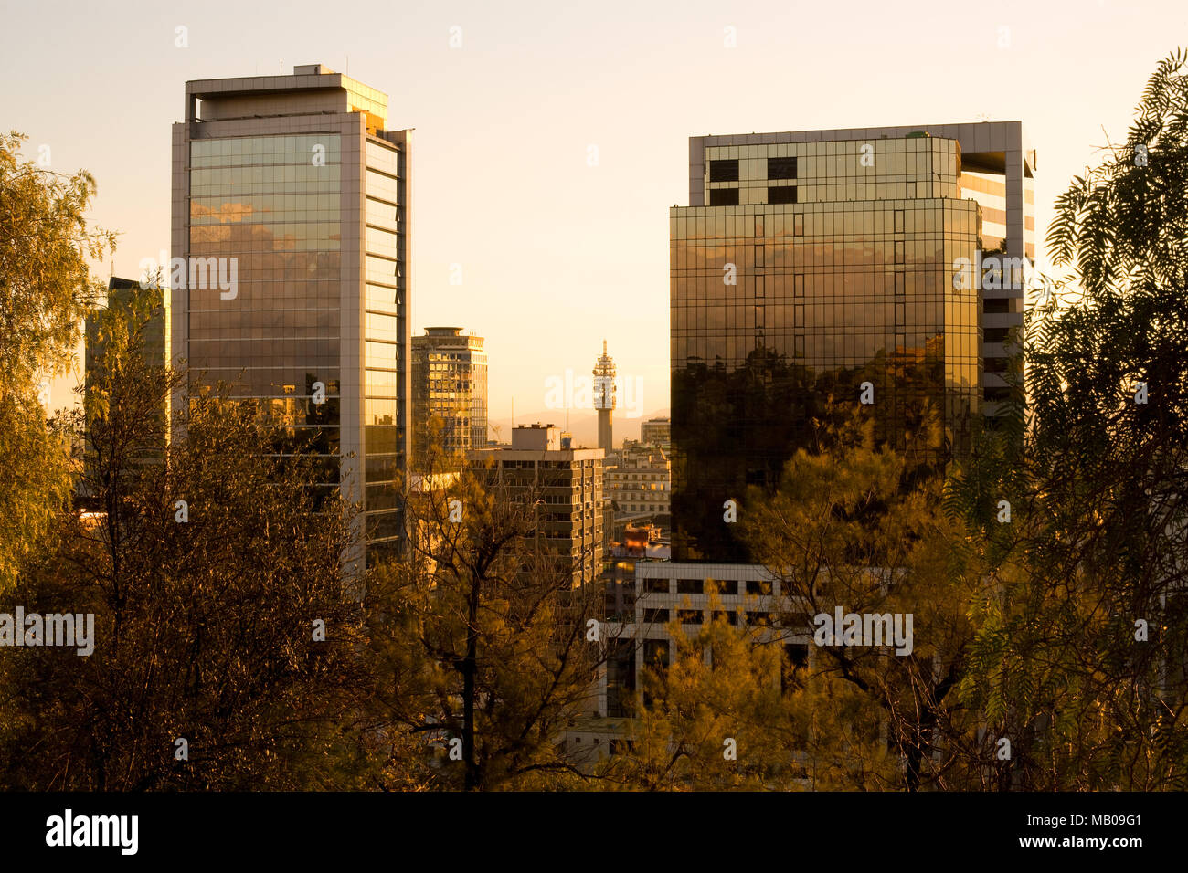 Il centro di vista dalla collina di Santa Lucia con la comunicazione dell'Entel Tower nel centro, Santiago del Cile, Sud America Foto Stock