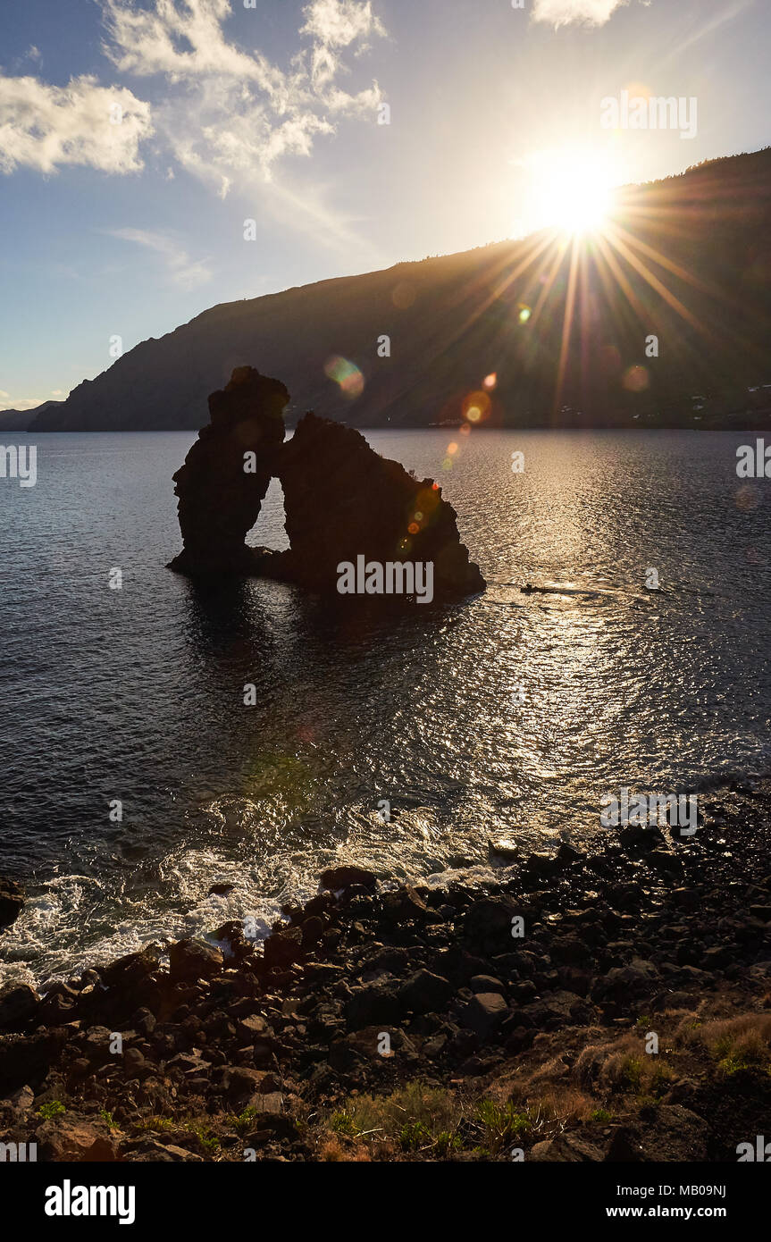 Vista al tramonto di Roque de Bonanza isolotto di El Hierro, Isole Canarie, Spagna Foto Stock