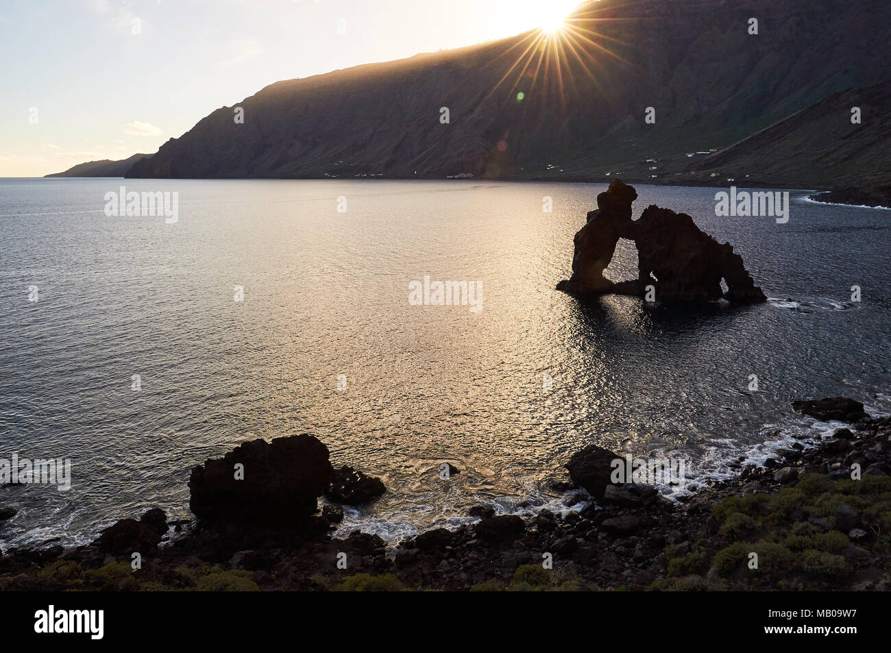 Vista al tramonto di Roque de Bonanza isolotto di El Hierro, Isole Canarie, Spagna Foto Stock