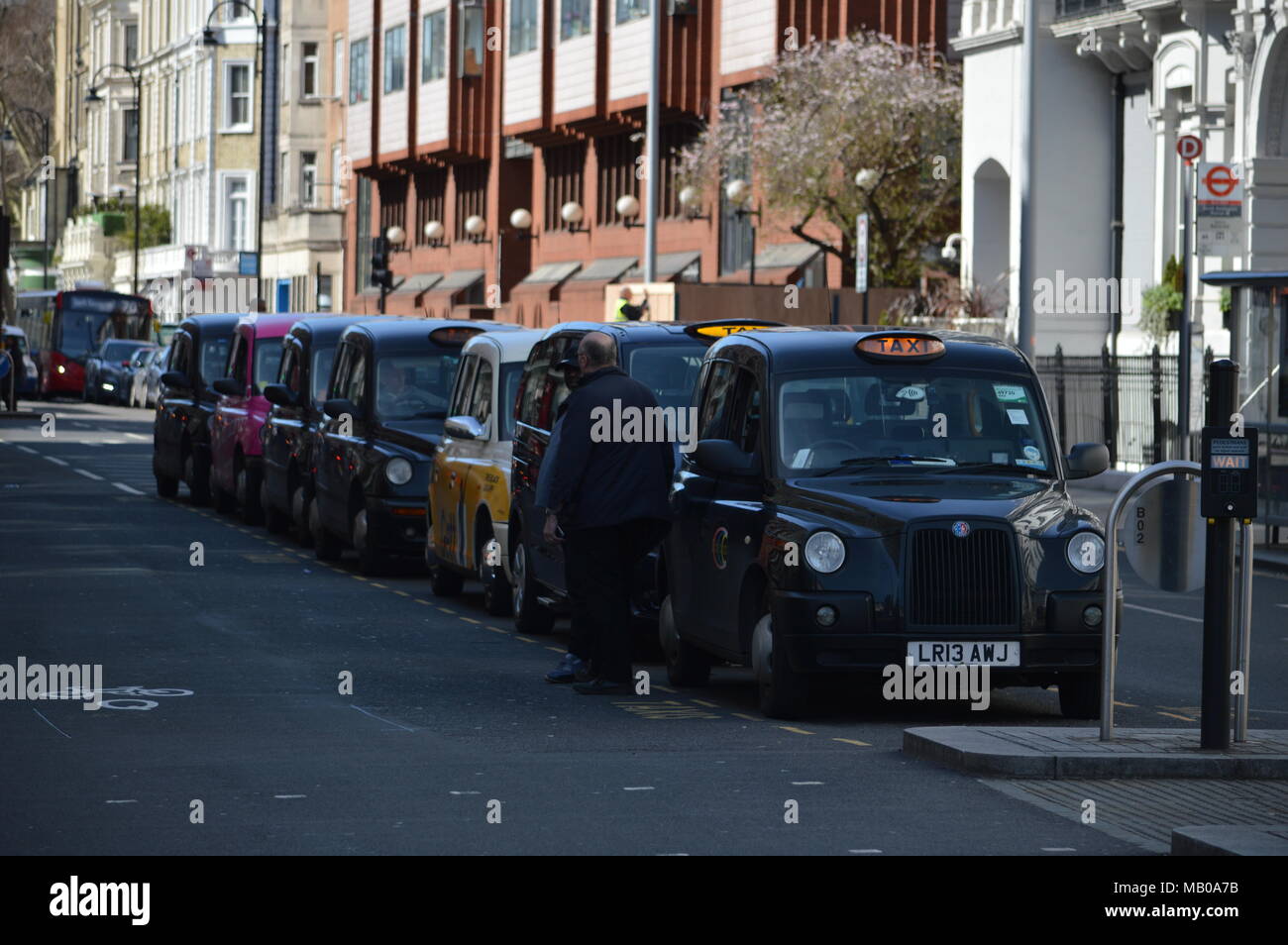 Un black cab rank a South Kensington, Londra Foto Stock