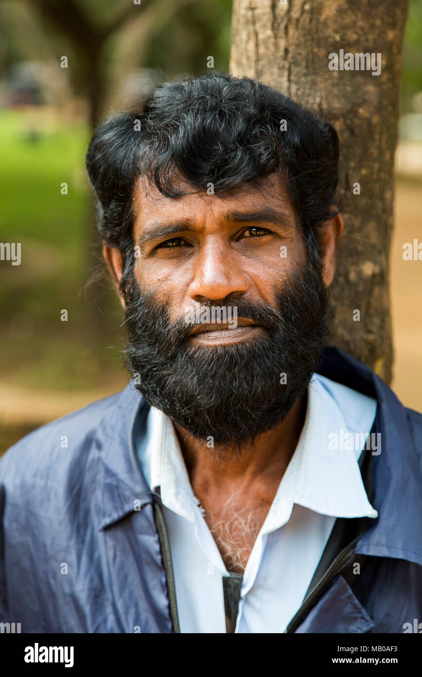 L uomo non identificato in corrispondenza della strada di Sigiriya, Sri Lanka. Sigiriya hanno una popolazione di 1.000 persone. Foto Stock