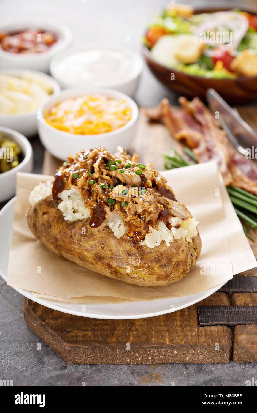 Patate al forno con tirato la carne di maiale e bbq sauce Foto Stock