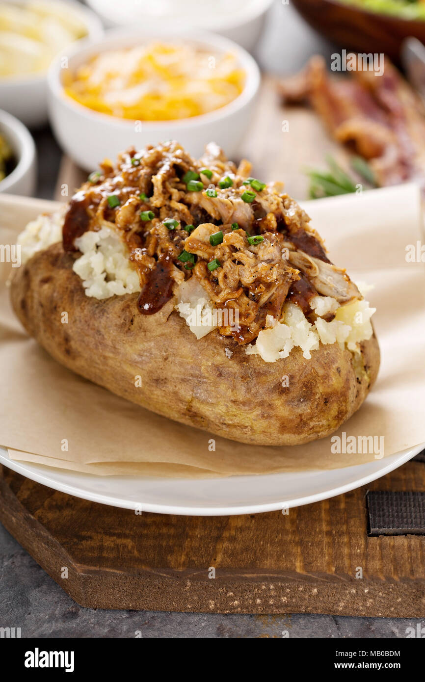 Patate al forno con tirato la carne di maiale e bbq sauce Foto Stock