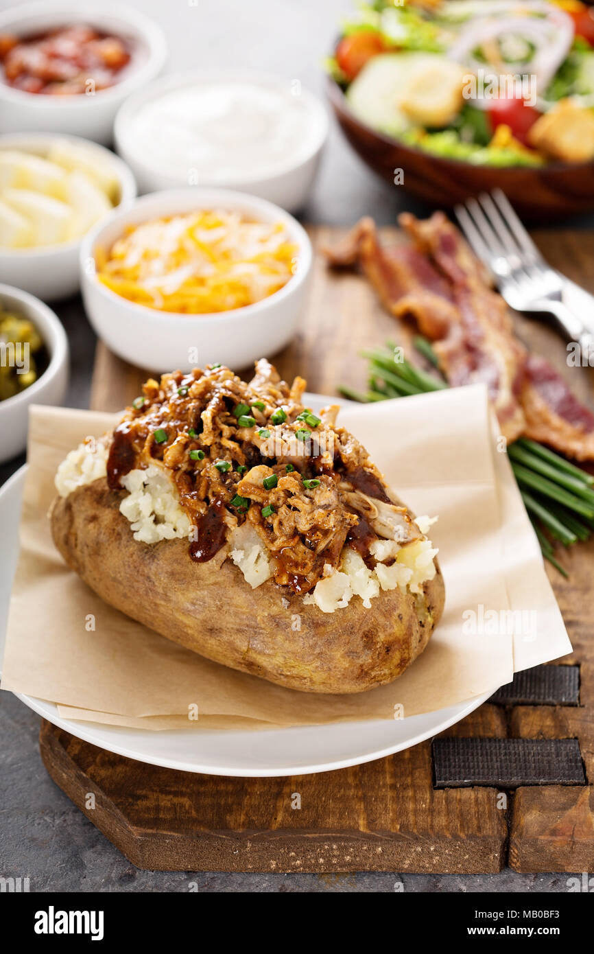 Patate al forno con tirato la carne di maiale e bbq sauce Foto Stock
