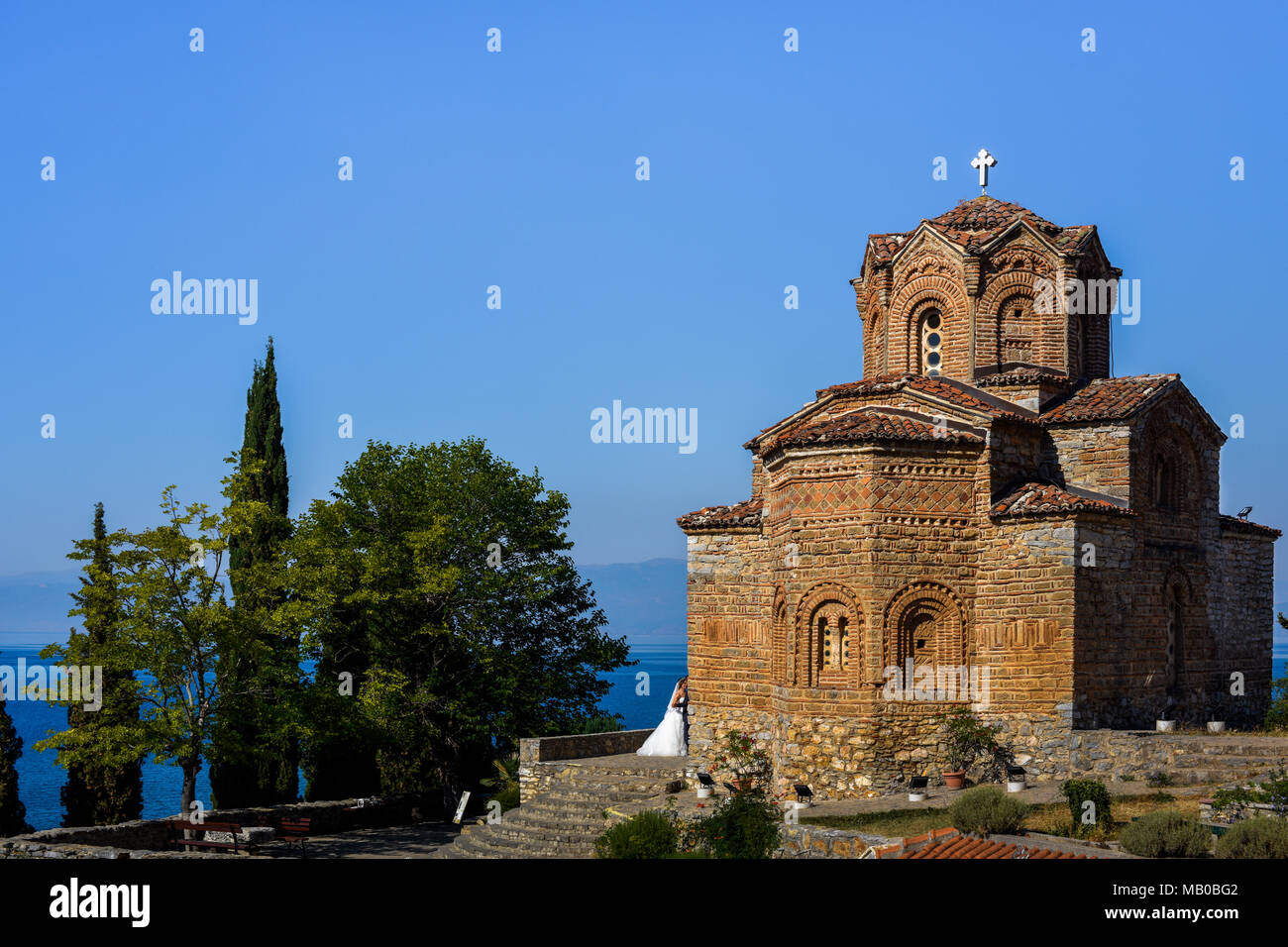 Chiesa Ortodossa di Sveti (SAN) Jovan Kaneo presso il lago di Ohrid con coppia di sposi in background, Macedonia Foto Stock