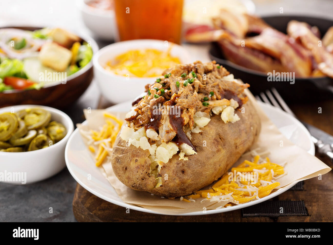 Patate al forno con tirato la carne di maiale e bbq sauce Foto Stock