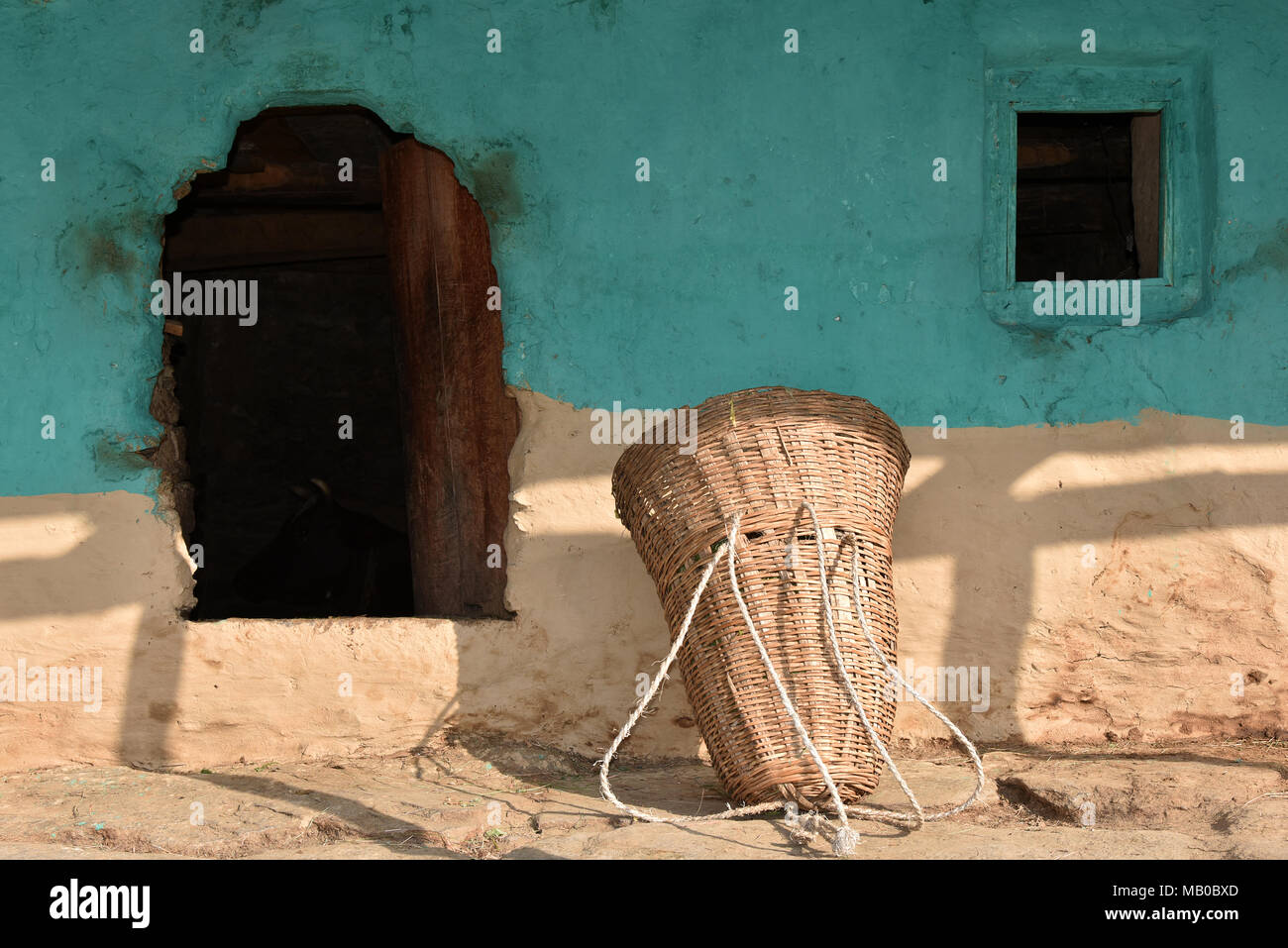 Muro di fango, piccola porta e finestra di una casa tradizionale dove il bestiame vivo al piano terra nel nord villaggi indiani, Shimla, Himachal Pradesh, Foto Stock