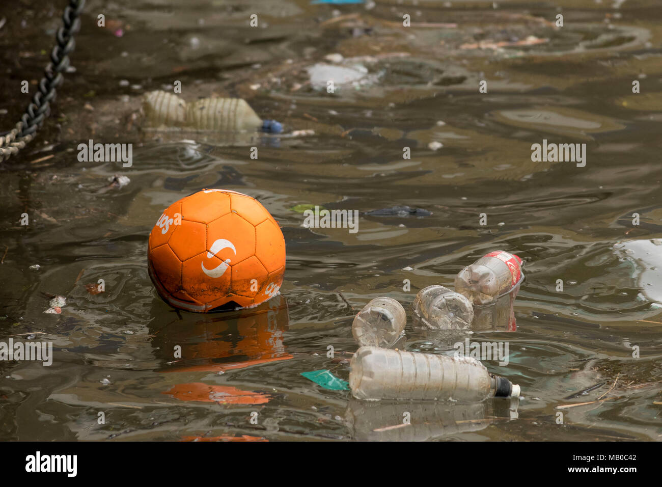 Bottiglie di plastica e di inquinamento del mare. Foto Stock