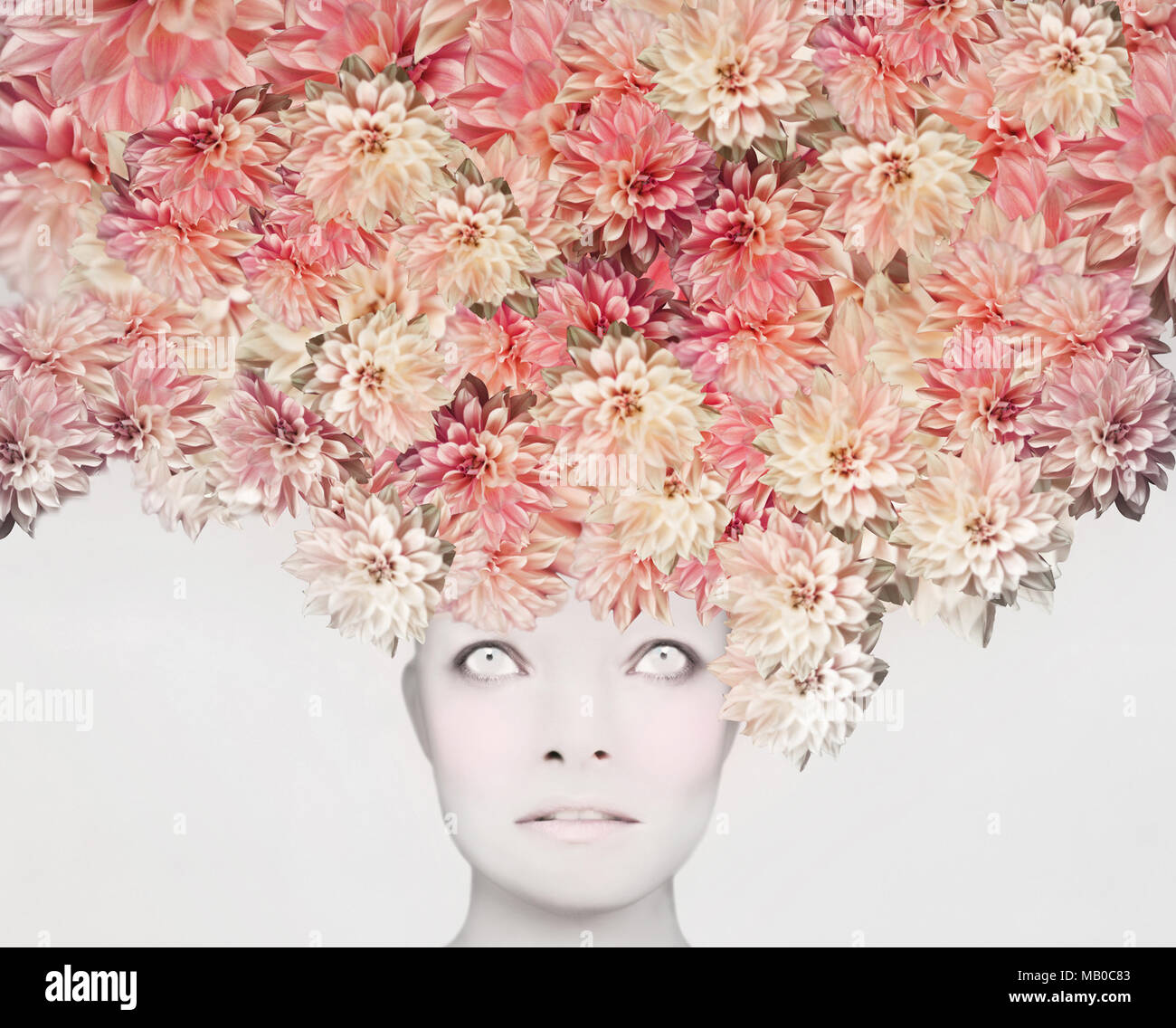 Bellezze artistiche ritratto di una giovane donna con una stravagante colorato copricapo floreale Foto Stock