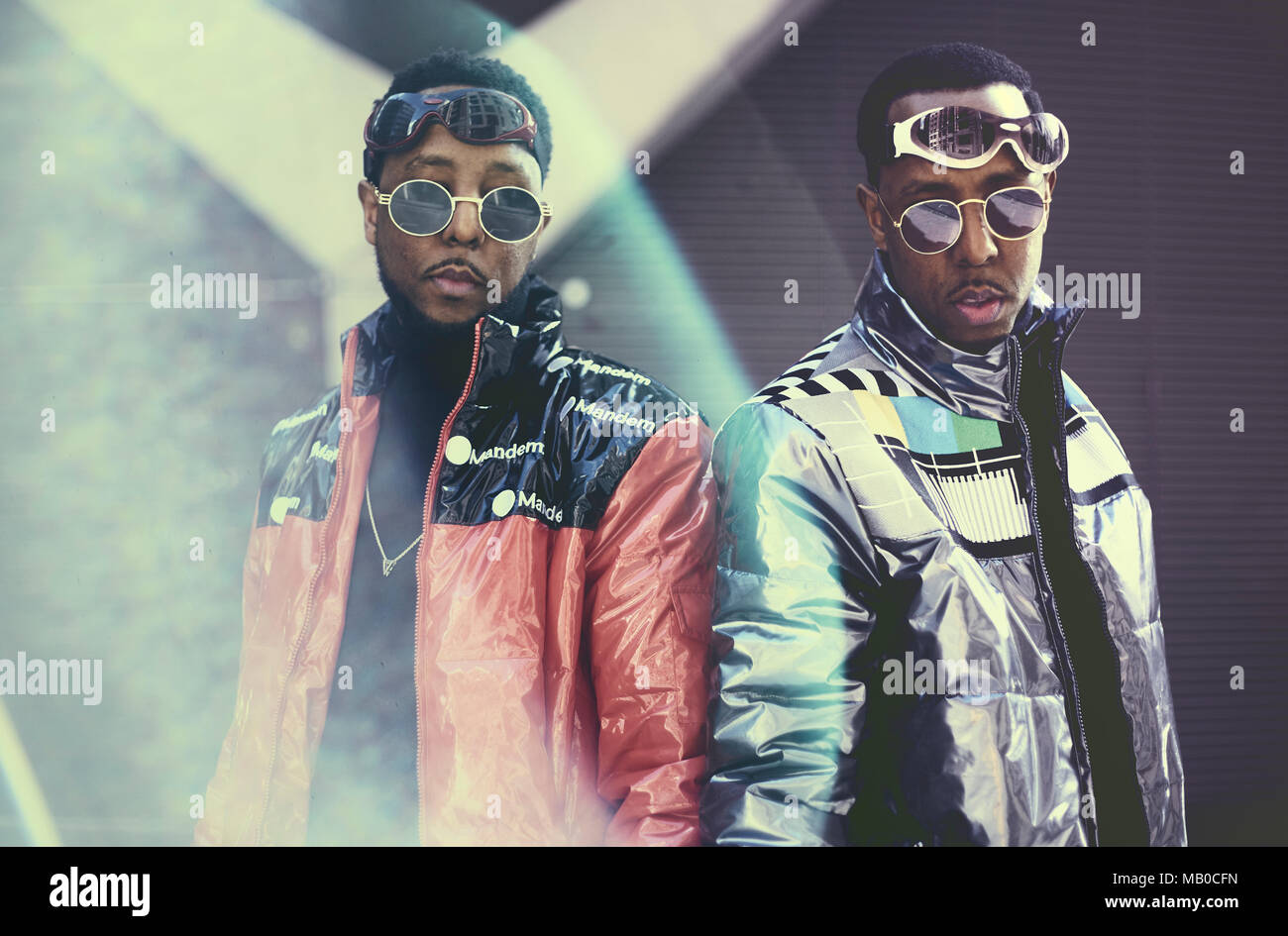 I fratelli gemelli Paolo (sinistra) e Peter Allimadi indossa giacche da L4L ABBIGLIAMENTO come di frequentare la London Fashion Week Autunno Inverno 2018. Foto Stock