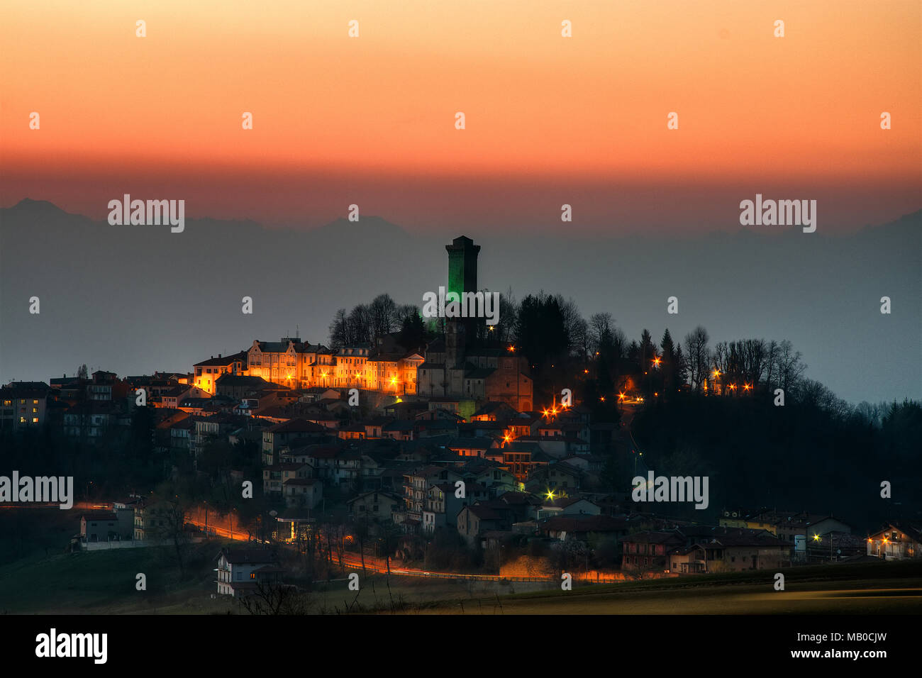 La notte scende sulla Murazzano e la sua torre di avvistamento medievale nelle Langhe piemontesi. Foto Stock