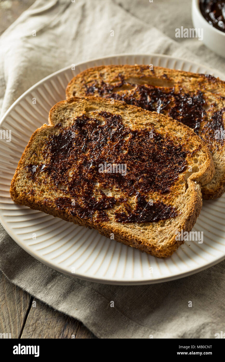 Deliziosi scuro australiano di estratto di lievito sparsi per toast Foto Stock