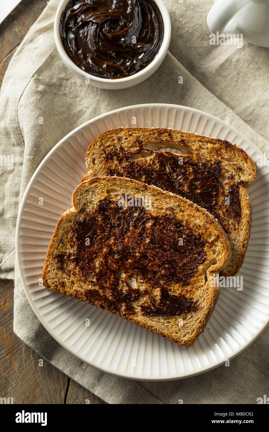 Deliziosi scuro australiano di estratto di lievito sparsi per toast Foto Stock