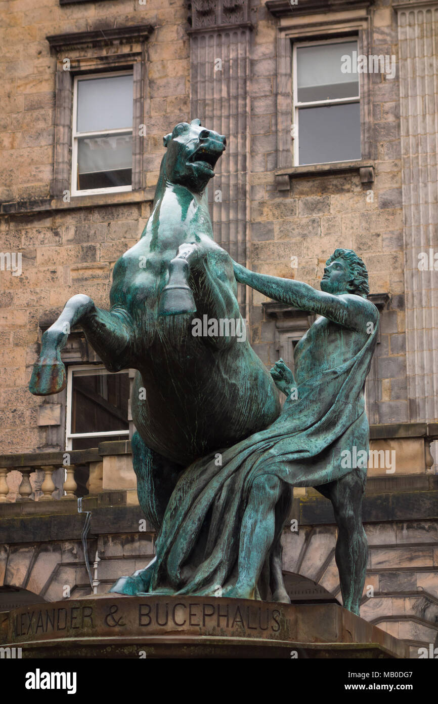 "Alexander addomesticare Bucephalus' statua da 19thC scultore scozzese John Steell a Edinburgh City Chambers, Edimburgo, Scozia Foto Stock