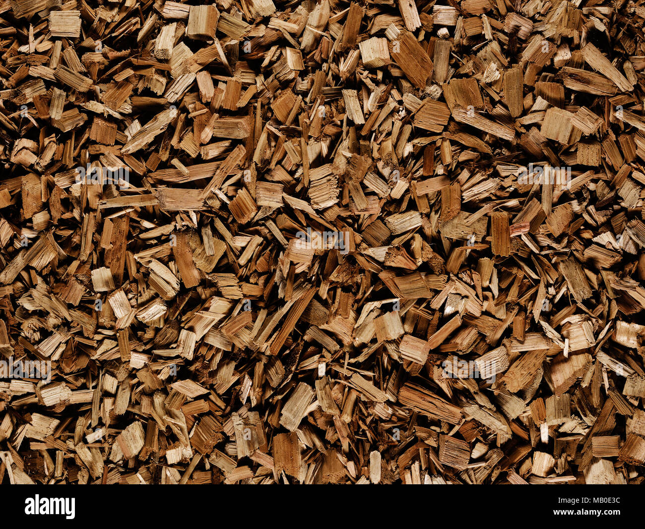 Legno marrone scuro chips creare abstract di consistenza ruvida organico superficie di sfondo Foto Stock