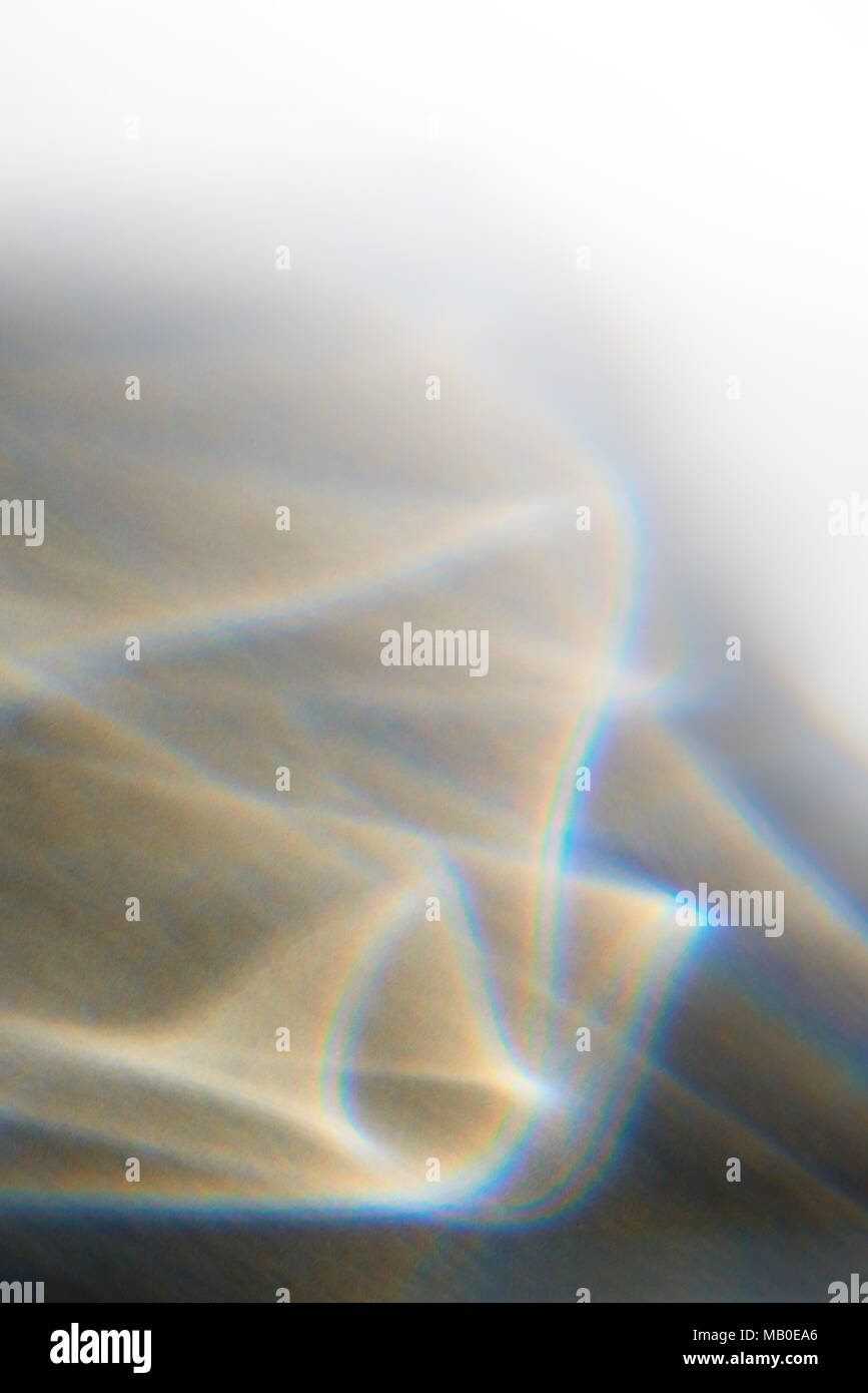 La luce solare attraverso la finestra si illumina la parete con suggestivi modelli onirico e colori creazione astratta di sfondo Foto Stock