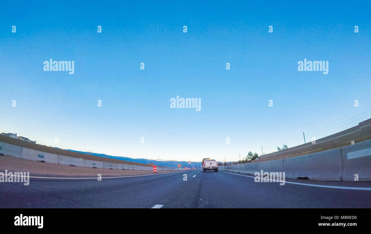 La guida su autostrada intestato 470 nelle prime ore del mattino. Foto Stock